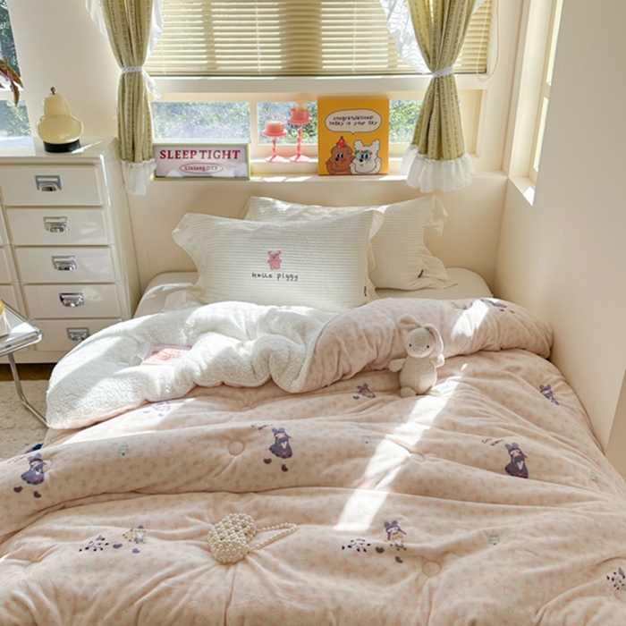 91家纺网 家纺一手货源 找家纺 寐居家纺 2025新款牛奶绒+羊羔绒被子被芯 春日女孩