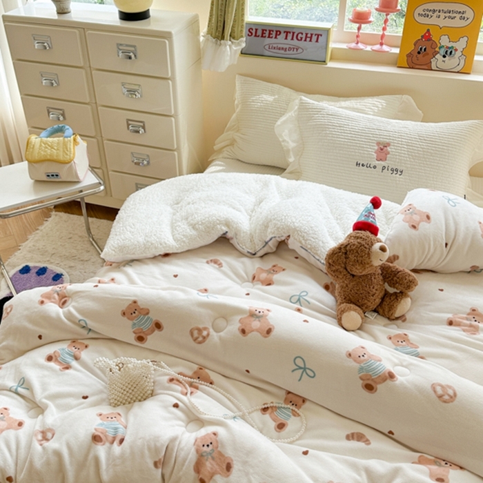 91家纺网 家纺一手货源 找家纺 寐居家纺 2025新款牛奶绒+羊羔绒被子被芯 抱抱熊