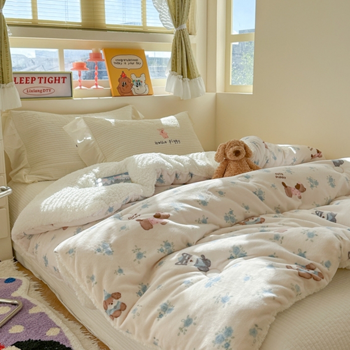 91家纺网 家纺一手货源 找家纺 寐居家纺 2025新款牛奶绒+羊羔绒被子被芯 花田小狗