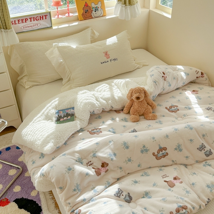 91家纺网 家纺一手货源 找家纺 寐居家纺 2025新款牛奶绒+羊羔绒被子被芯 花田小狗