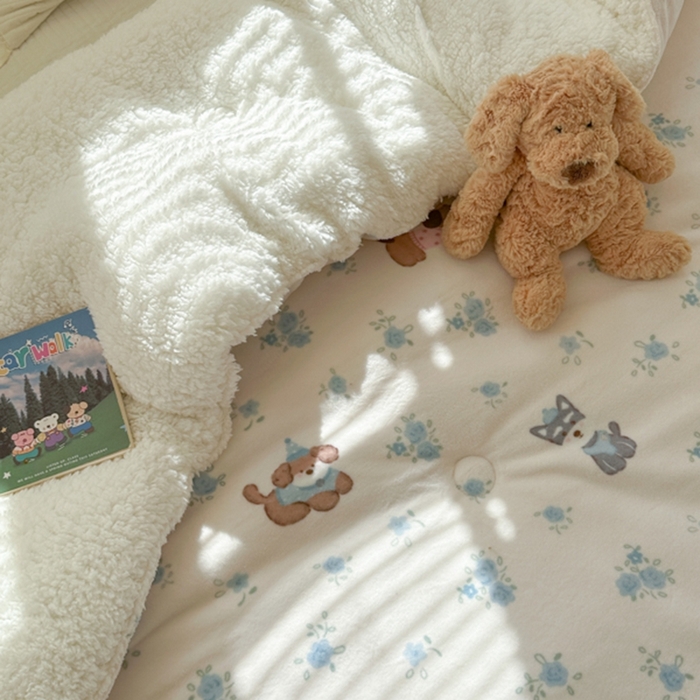 91家纺网 家纺一手货源 找家纺 寐居家纺 2025新款牛奶绒+羊羔绒被子被芯 花田小狗