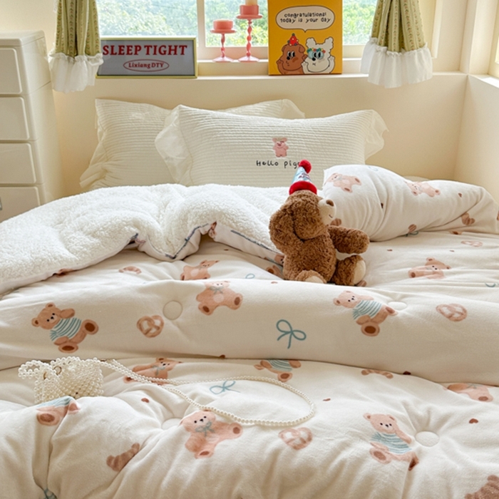 91家纺网 家纺一手货源 找家纺 寐居家纺 2025新款牛奶绒+羊羔绒被子被芯 抱抱熊