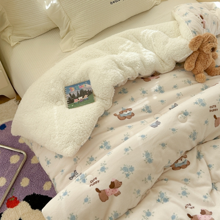 91家纺网 家纺一手货源 找家纺 寐居家纺 2025新款牛奶绒+羊羔绒被子被芯 花田小狗