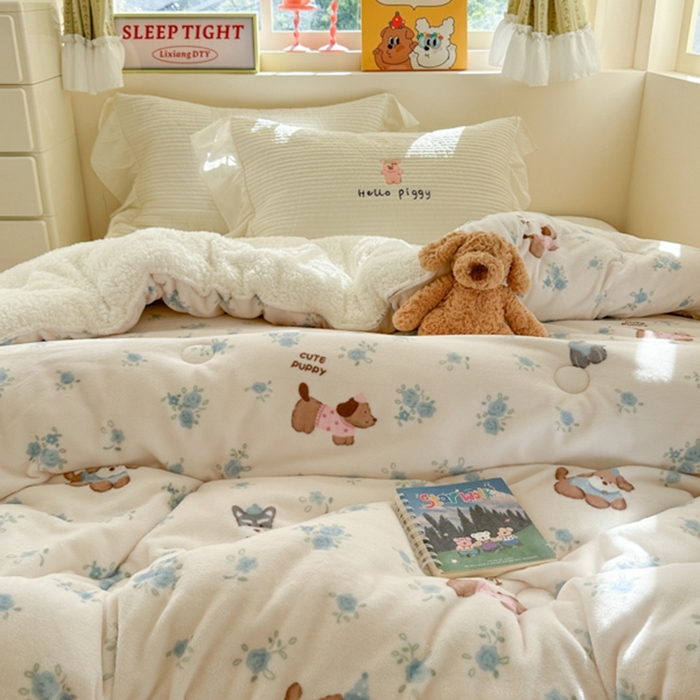 91家纺网 家纺一手货源 找家纺 寐居家纺 2025新款牛奶绒+羊羔绒被子被芯 花田小狗