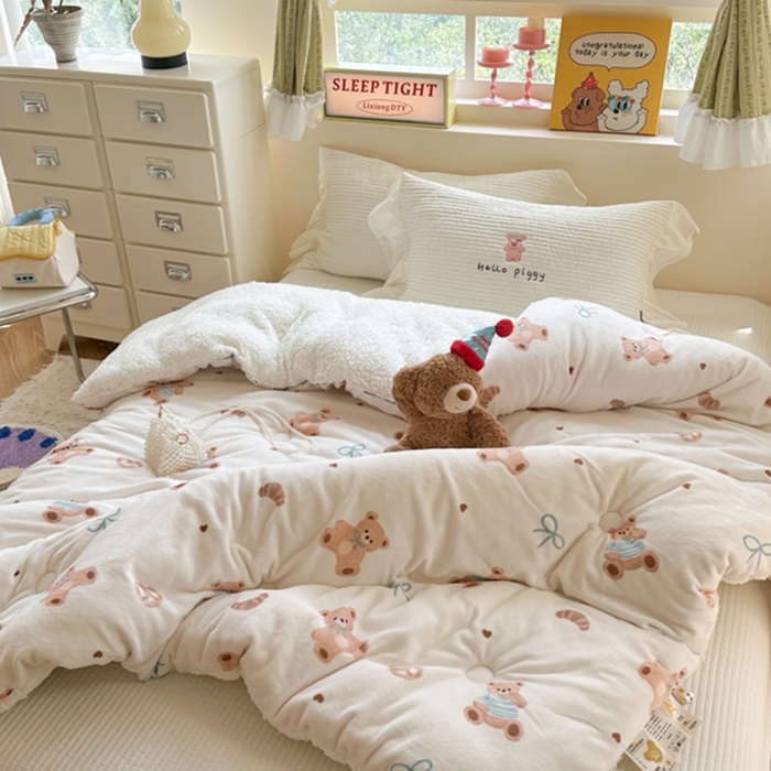 91家纺网 家纺一手货源 找家纺 寐居家纺 2025新款牛奶绒+羊羔绒被子被芯 抱抱熊