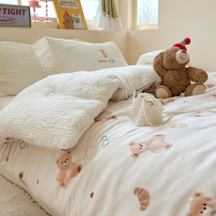 91家纺网 家纺一手货源 找家纺 寐居家纺 2025新款牛奶绒+羊羔绒被子被芯 抱抱熊