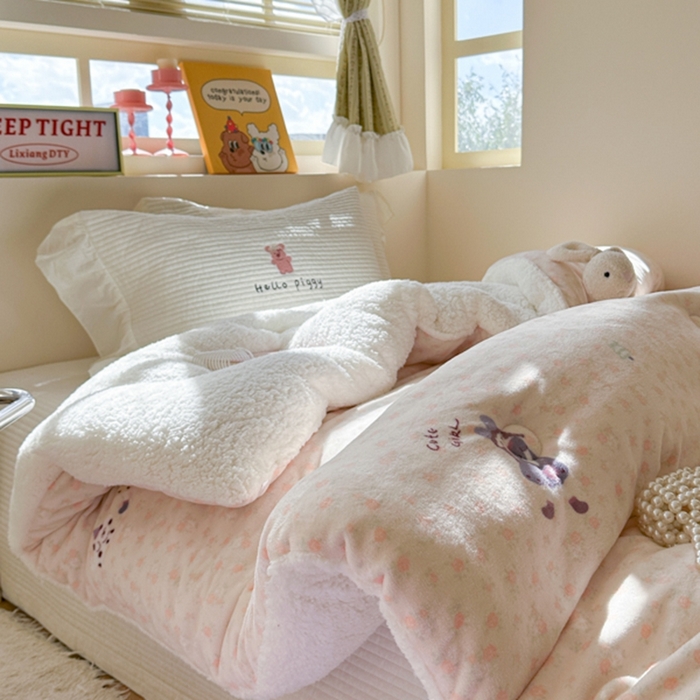 91家纺网 家纺一手货源 找家纺 寐居家纺 2025新款牛奶绒+羊羔绒被子被芯 春日女孩