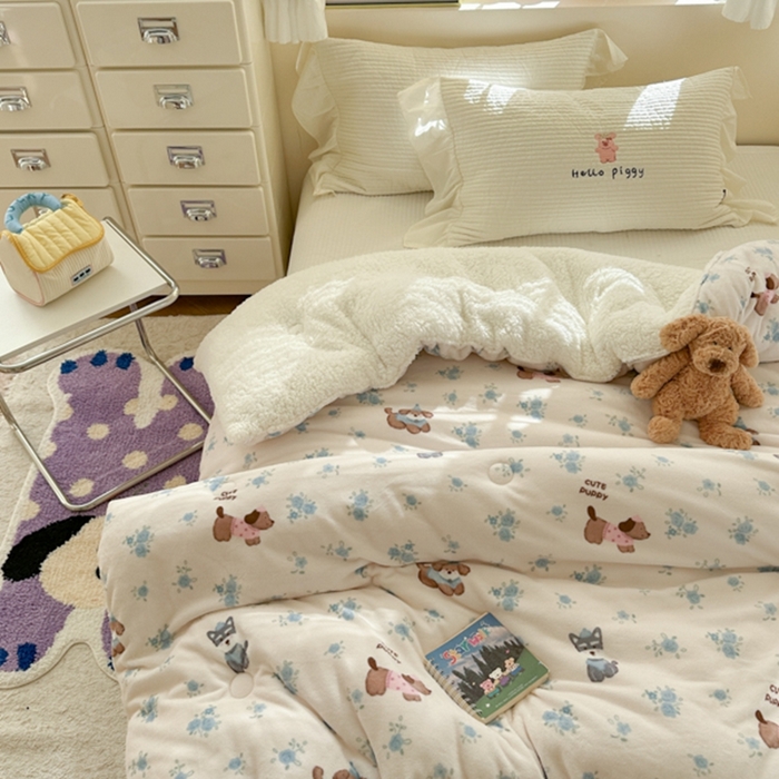 91家纺网 家纺一手货源 找家纺 寐居家纺 2025新款牛奶绒+羊羔绒被子被芯 花田小狗