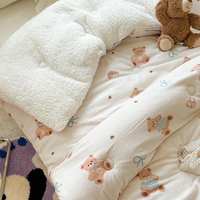 91家纺网 家纺一手货源 找家纺 寐居家纺 2025新款牛奶绒+羊羔绒被子被芯 抱抱熊