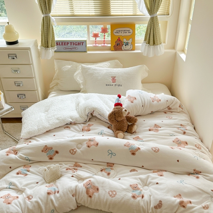 91家纺网 家纺一手货源 找家纺 寐居家纺 2025新款牛奶绒+羊羔绒被子被芯 抱抱熊