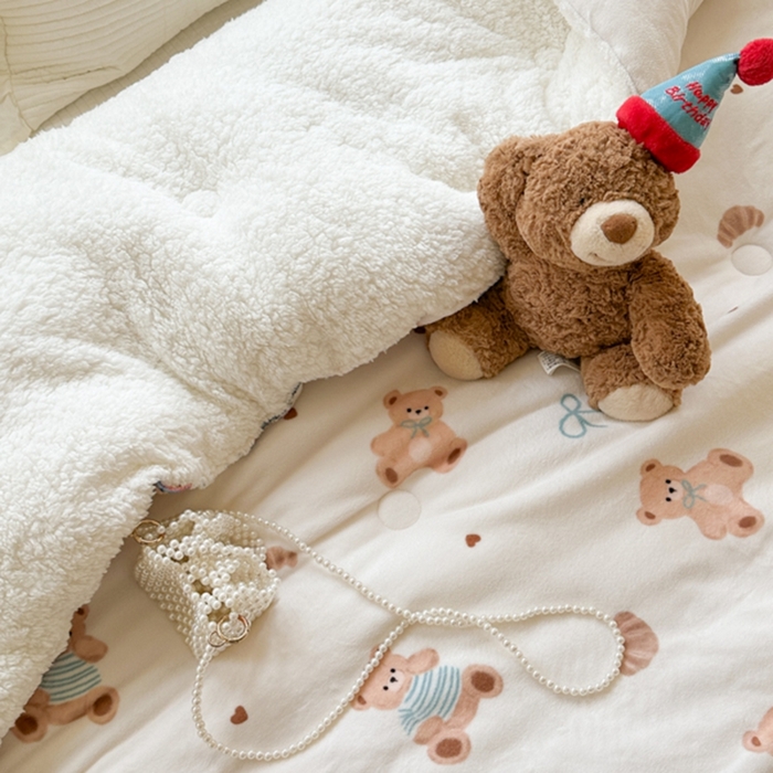 91家纺网 家纺一手货源 找家纺 寐居家纺 2025新款牛奶绒+羊羔绒被子被芯 抱抱熊