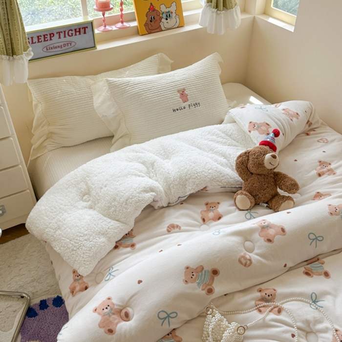 91家纺网 家纺一手货源 找家纺 寐居家纺 2025新款牛奶绒+羊羔绒被子被芯 抱抱熊