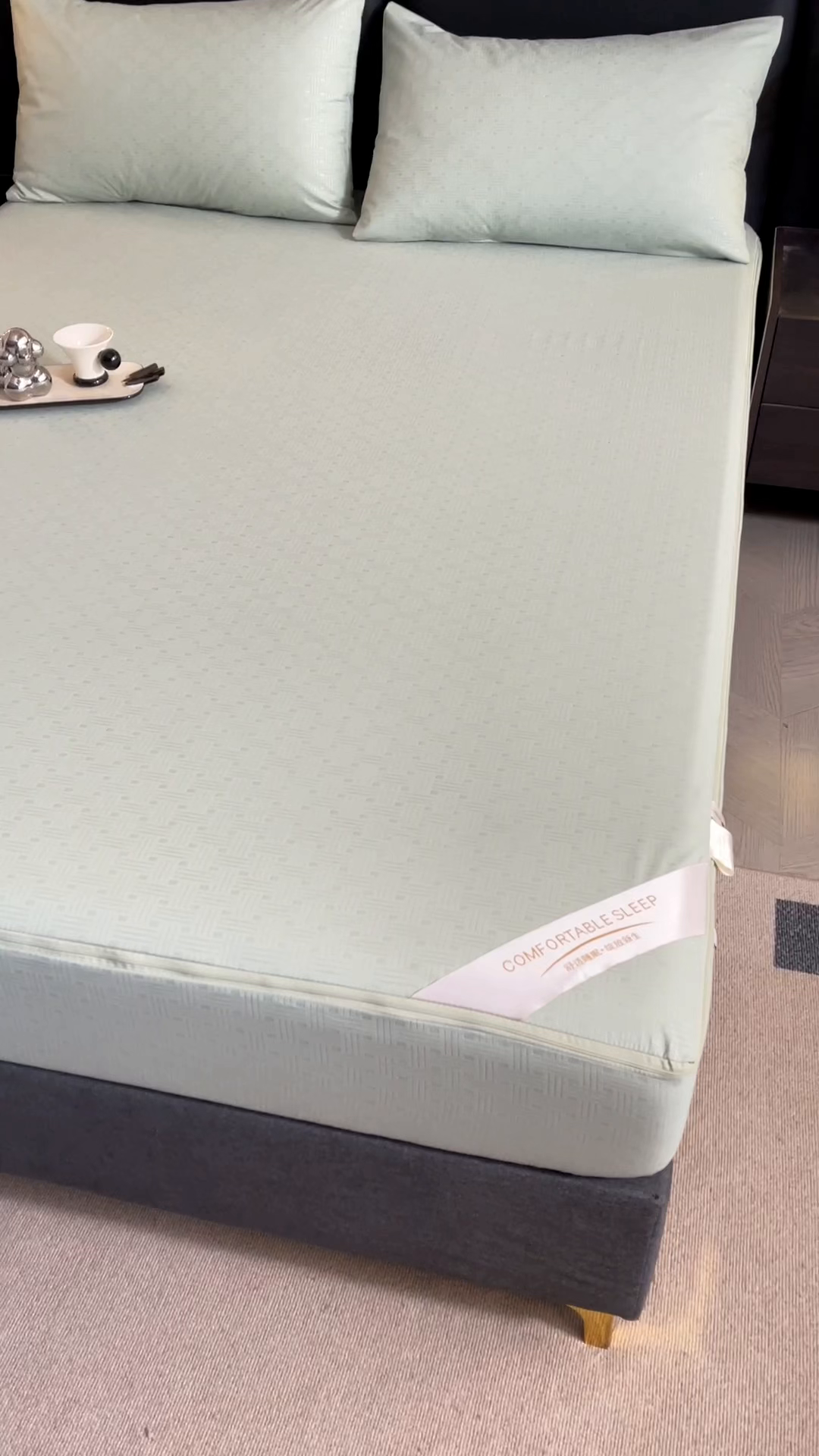 91家纺网 家纺一手货源 找家纺 糯米猪家纺 2025春夏新款亲肤棉六面全包防水压花床笠单件单床笠 静谧绿