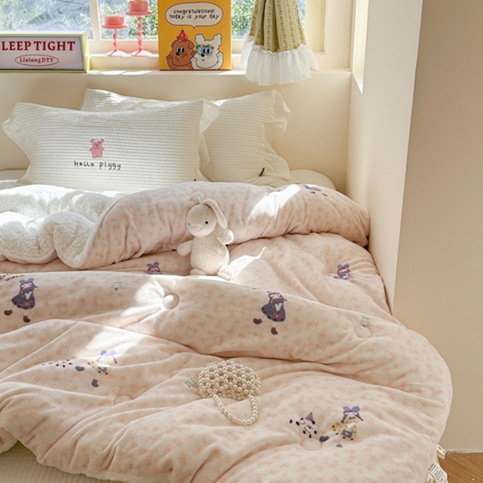 91家纺网 家纺一手货源 找家纺 寐居家纺 2025新款牛奶绒+羊羔绒被子被芯 春日女孩