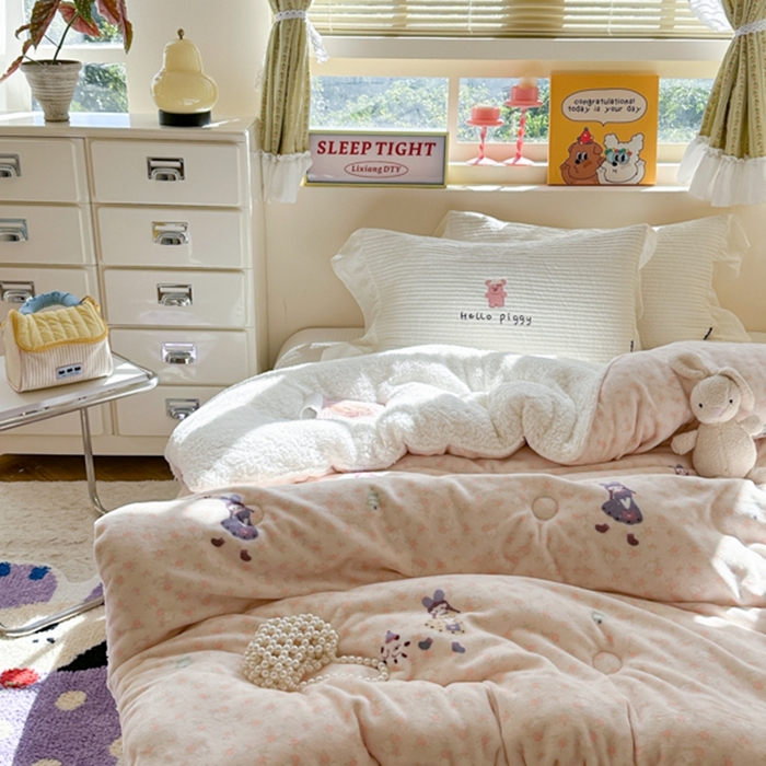 91家纺网 家纺一手货源 找家纺 寐居家纺 2025新款牛奶绒+羊羔绒被子被芯 春日女孩