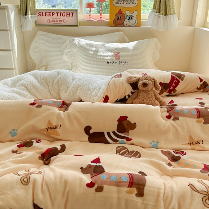 91家纺网 家纺一手货源 找家纺 寐居家纺 2025新款牛奶绒+羊羔绒被子被芯 开心腊肠狗