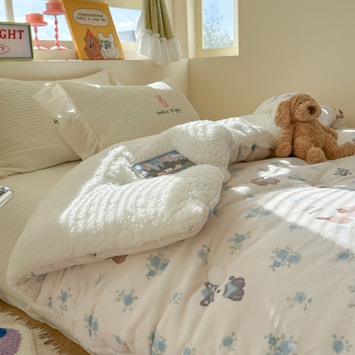 91家纺网 家纺一手货源 找家纺 寐居家纺 2025新款牛奶绒+羊羔绒被子被芯 花田小狗