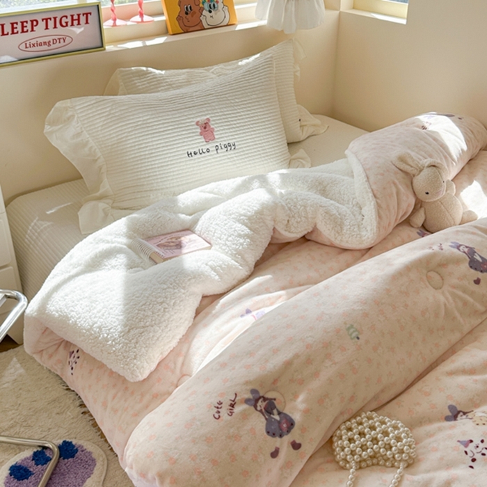 91家纺网 家纺一手货源 找家纺 寐居家纺 2025新款牛奶绒+羊羔绒被子被芯 春日女孩
