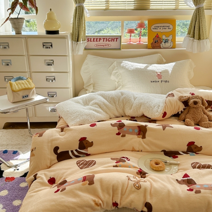 91家纺网 家纺一手货源 找家纺 寐居家纺 2025新款牛奶绒+羊羔绒被子被芯 开心腊肠狗