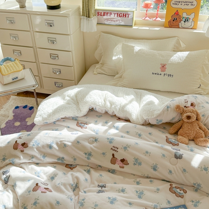 91家纺网 家纺一手货源 找家纺 寐居家纺 2025新款牛奶绒+羊羔绒被子被芯 花田小狗