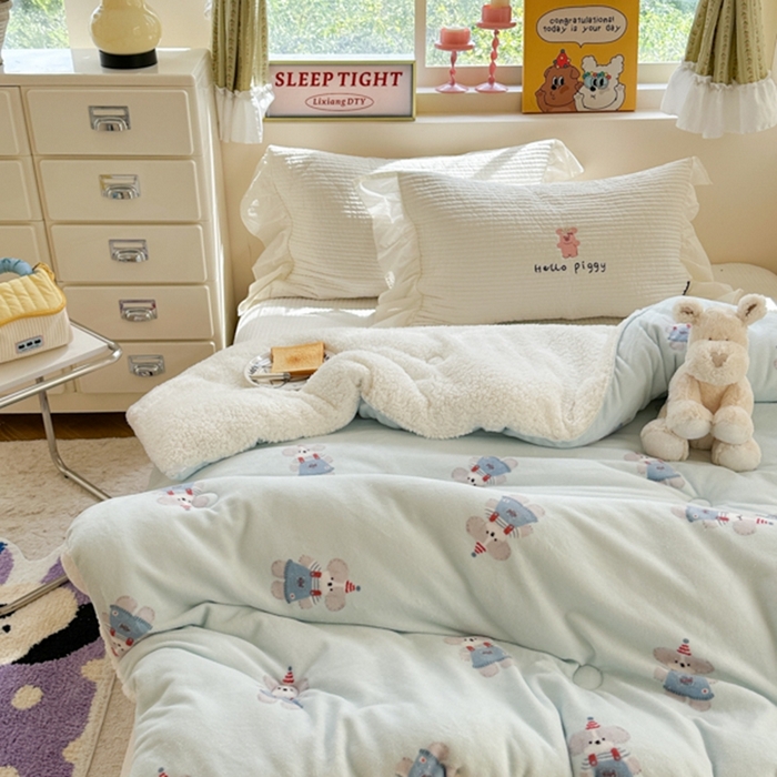 91家纺网 家纺一手货源 找家纺 寐居家纺 2025新款牛奶绒+羊羔绒被子被芯 洛洛小狗