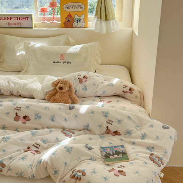 91家纺网 家纺一手货源 找家纺 寐居家纺 2025新款牛奶绒+羊羔绒被子被芯 花田小狗