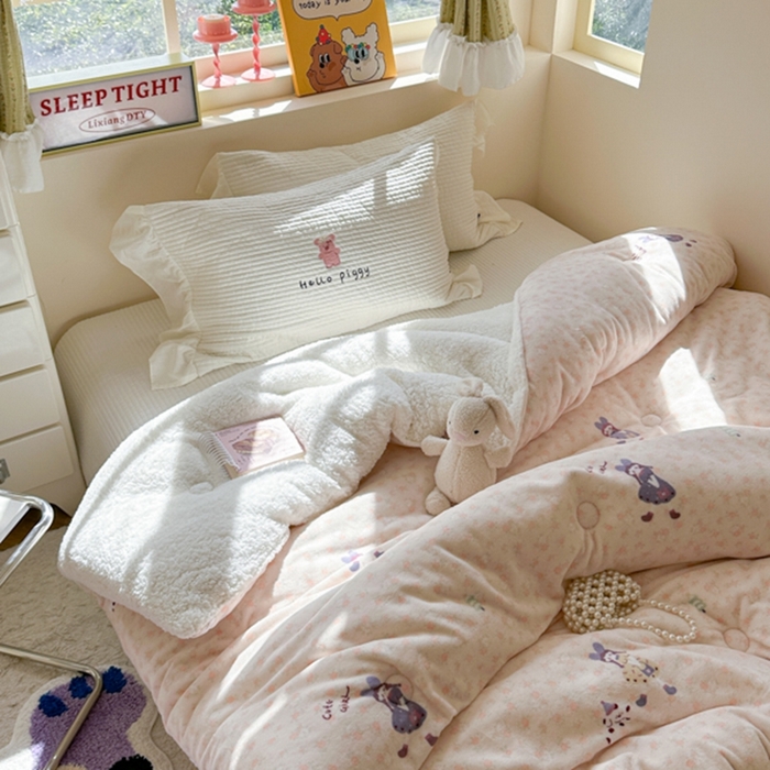 91家纺网 家纺一手货源 找家纺 寐居家纺 2025新款牛奶绒+羊羔绒被子被芯 春日女孩