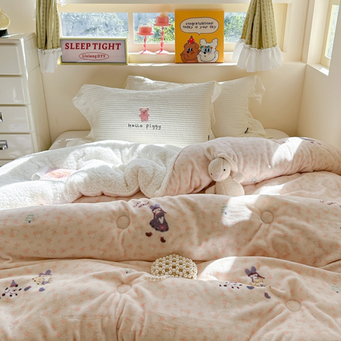 91家纺网 家纺一手货源 找家纺 寐居家纺 2025新款牛奶绒+羊羔绒被子被芯 春日女孩