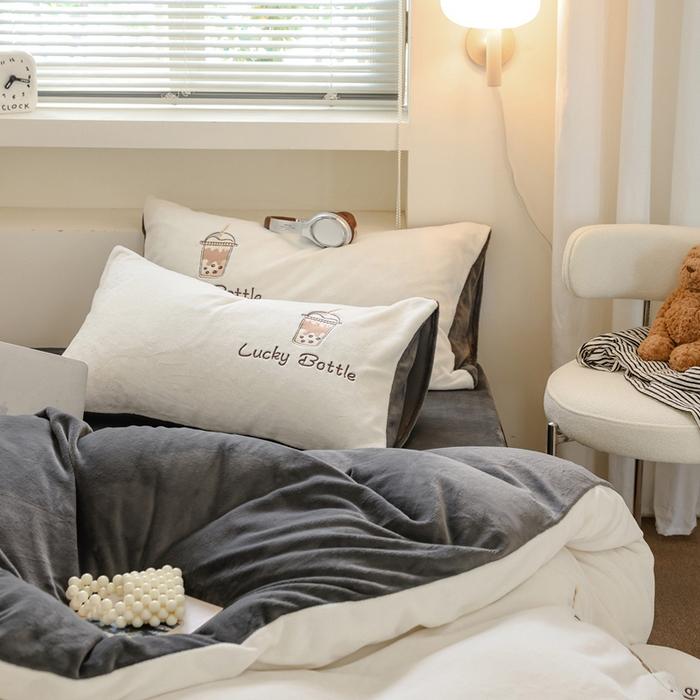 91家纺网 家纺一手货源 找家纺 ONE TWO ONE 121 新品【牛奶绒刺绣四件套】2025毛毯被子四件套单件床单被套床笠珊瑚绒牛奶绒冬被法兰绒兔毛绒Lucky Lucky-深灰