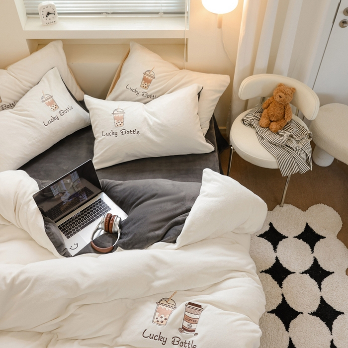 91家纺网 家纺一手货源 找家纺 ONE TWO ONE 121 新品【牛奶绒刺绣四件套】2025毛毯被子四件套单件床单被套床笠珊瑚绒牛奶绒冬被法兰绒兔毛绒Lucky Lucky-深灰