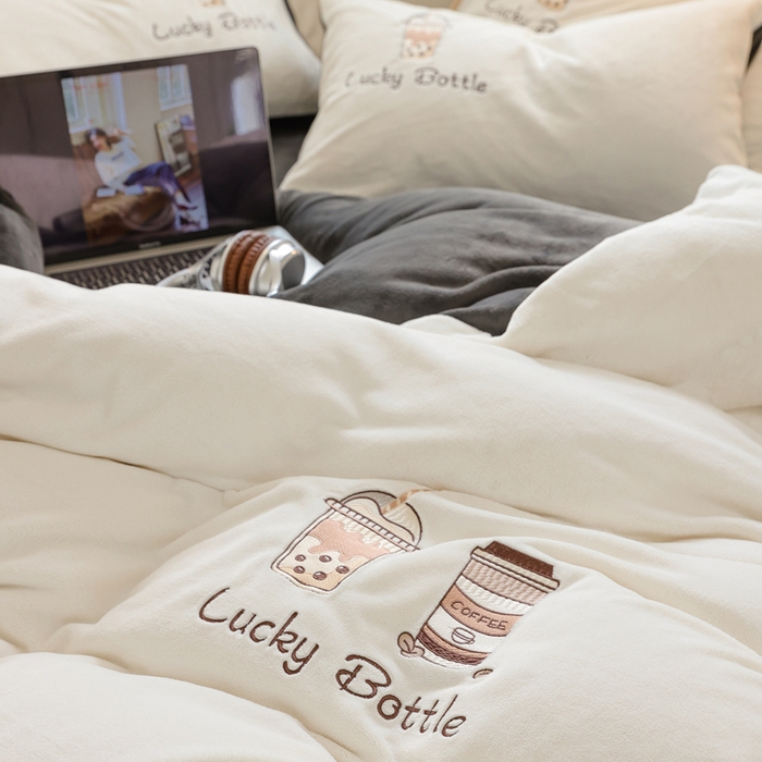 91家纺网 家纺一手货源 找家纺 ONE TWO ONE 121 新品【牛奶绒刺绣四件套】2025毛毯被子四件套单件床单被套床笠珊瑚绒牛奶绒冬被法兰绒兔毛绒Lucky Lucky-深灰