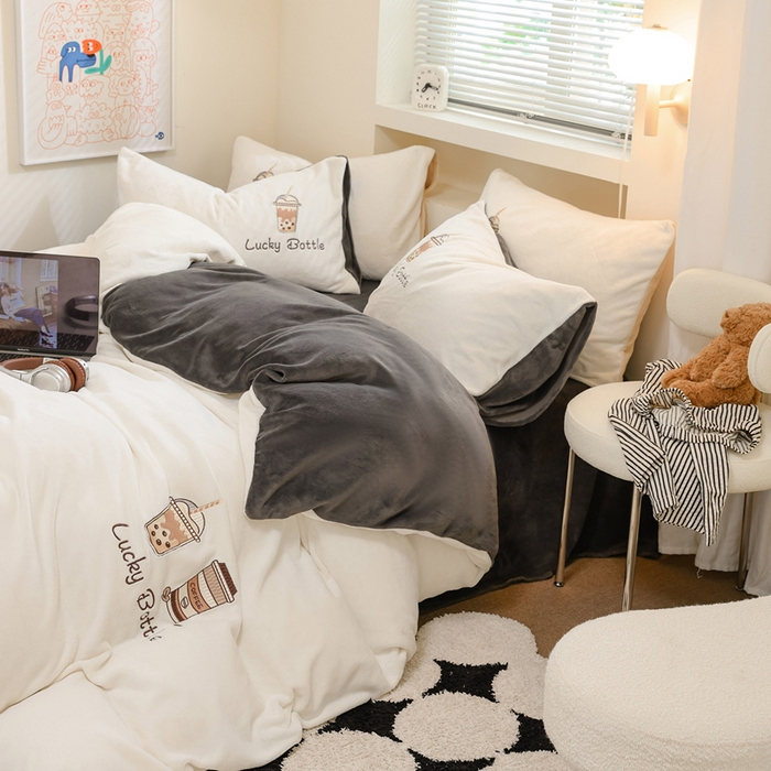 91家纺网 家纺一手货源 找家纺 ONE TWO ONE 121 新品【牛奶绒刺绣四件套】2025毛毯被子四件套单件床单被套床笠珊瑚绒牛奶绒冬被法兰绒兔毛绒Lucky Lucky-深灰
