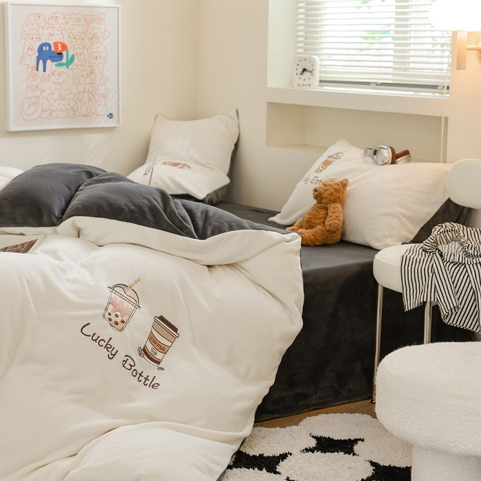 91家纺网 家纺一手货源 找家纺 ONE TWO ONE 121 新品【牛奶绒刺绣四件套】2025毛毯被子四件套单件床单被套床笠珊瑚绒牛奶绒冬被法兰绒兔毛绒Lucky Lucky-深灰