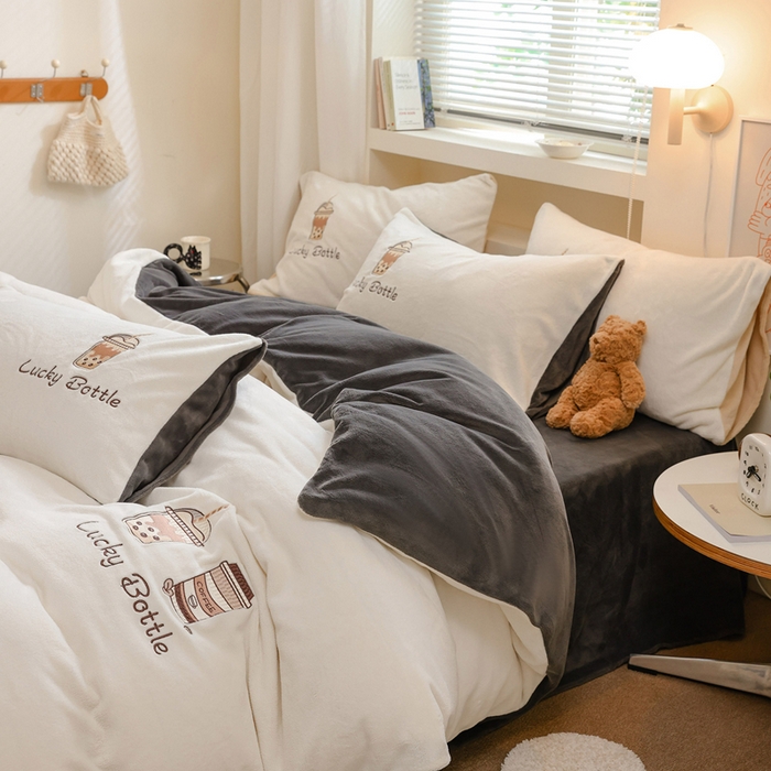 91家纺网 家纺一手货源 找家纺 ONE TWO ONE 121 新品【牛奶绒刺绣四件套】2025毛毯被子四件套单件床单被套床笠珊瑚绒牛奶绒冬被法兰绒兔毛绒Lucky Lucky-深灰