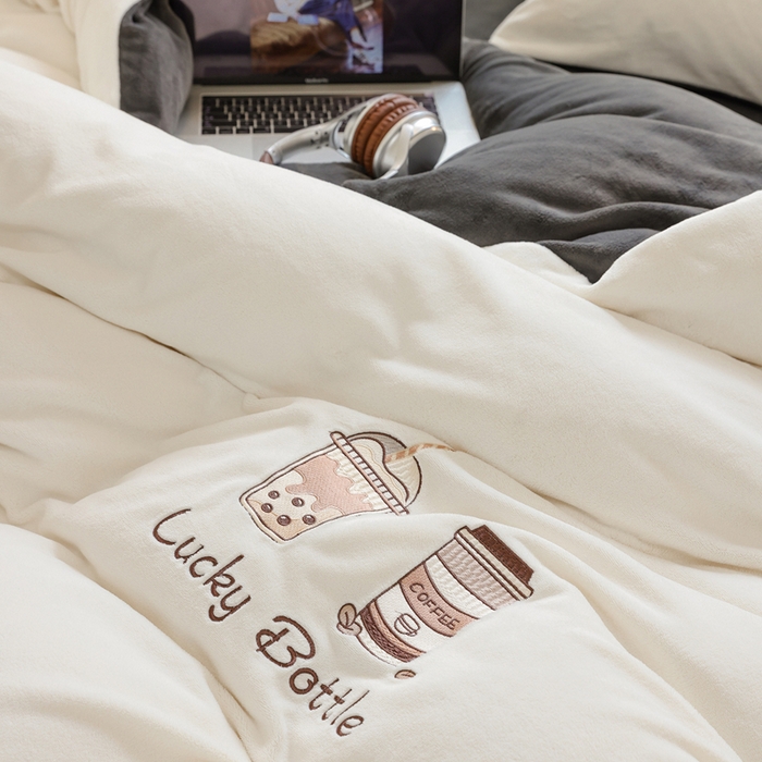 91家纺网 家纺一手货源 找家纺 ONE TWO ONE 121 新品【牛奶绒刺绣四件套】2025毛毯被子四件套单件床单被套床笠珊瑚绒牛奶绒冬被法兰绒兔毛绒Lucky Lucky-深灰