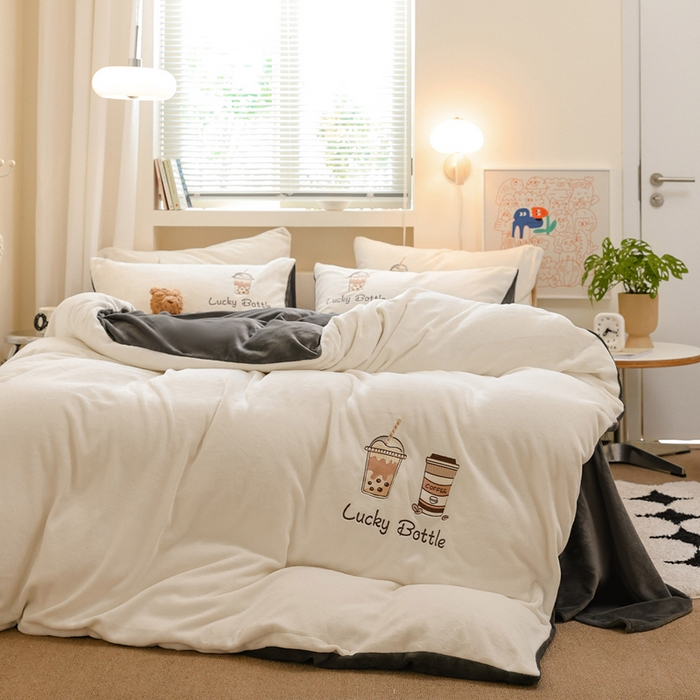 91家纺网 家纺一手货源 找家纺 ONE TWO ONE 121 新品【牛奶绒刺绣四件套】2025毛毯被子四件套单件床单被套床笠珊瑚绒牛奶绒冬被法兰绒兔毛绒Lucky Lucky-深灰