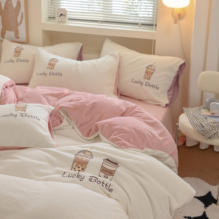 91家纺网 家纺一手货源 找家纺 ONE TWO ONE 121 新品【牛奶绒刺绣四件套】2025毛毯被子四件套单件床单被套床笠珊瑚绒牛奶绒冬被法兰绒兔毛绒Lucky Lucky-橘粉