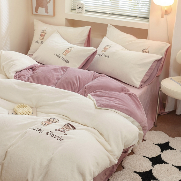 91家纺网 家纺一手货源 找家纺 ONE TWO ONE 121 新品【牛奶绒刺绣四件套】2025毛毯被子四件套单件床单被套床笠珊瑚绒牛奶绒冬被法兰绒兔毛绒Lucky Lucky-浅烟紫