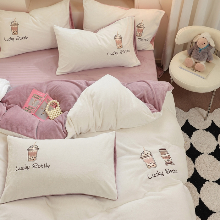 91家纺网 家纺一手货源 找家纺 ONE TWO ONE 121 新品【牛奶绒刺绣四件套】2025毛毯被子四件套单件床单被套床笠珊瑚绒牛奶绒冬被法兰绒兔毛绒Lucky Lucky-浅烟紫