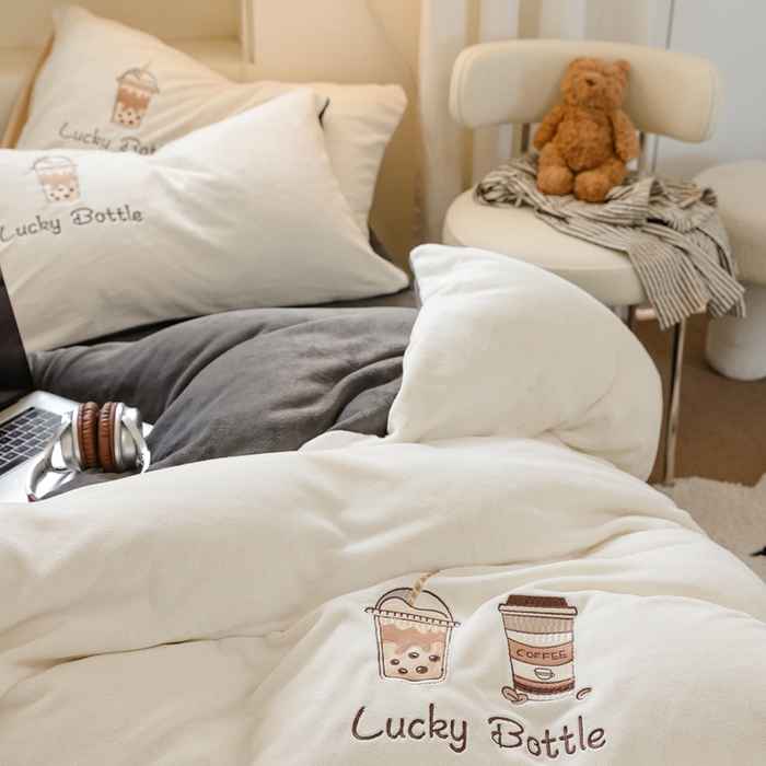 91家纺网 家纺一手货源 找家纺 ONE TWO ONE 121 新品【牛奶绒刺绣四件套】2025毛毯被子四件套单件床单被套床笠珊瑚绒牛奶绒冬被法兰绒兔毛绒Lucky Lucky-深灰