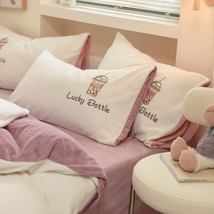 91家纺网 家纺一手货源 找家纺 ONE TWO ONE 121 新品【牛奶绒刺绣四件套】2025毛毯被子四件套单件床单被套床笠珊瑚绒牛奶绒冬被法兰绒兔毛绒Lucky Lucky-浅烟紫