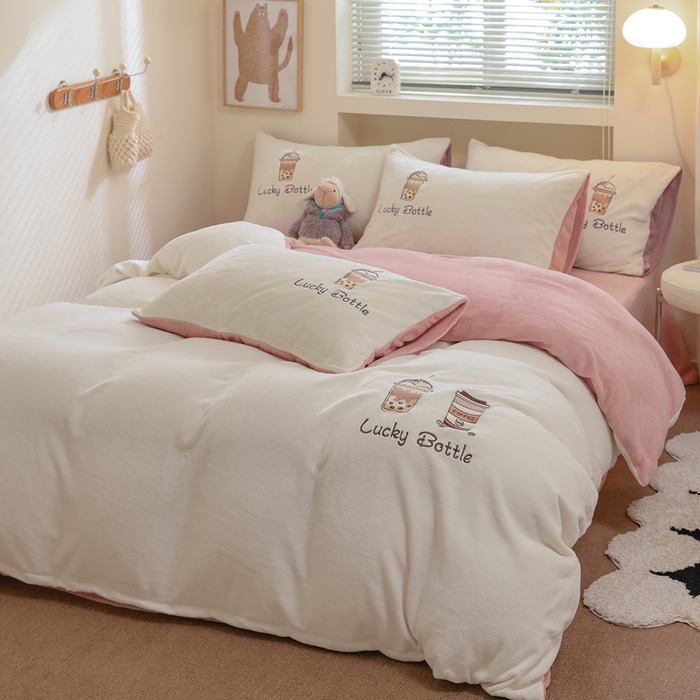 91家纺网 家纺一手货源 找家纺 ONE TWO ONE 121 新品【牛奶绒刺绣四件套】2025毛毯被子四件套单件床单被套床笠珊瑚绒牛奶绒冬被法兰绒兔毛绒Lucky Lucky-橘粉