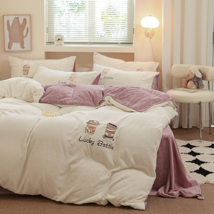 91家纺网 家纺一手货源 找家纺 ONE TWO ONE 121 新品【牛奶绒刺绣四件套】2025毛毯被子四件套单件床单被套床笠珊瑚绒牛奶绒冬被法兰绒兔毛绒Lucky Lucky-浅烟紫