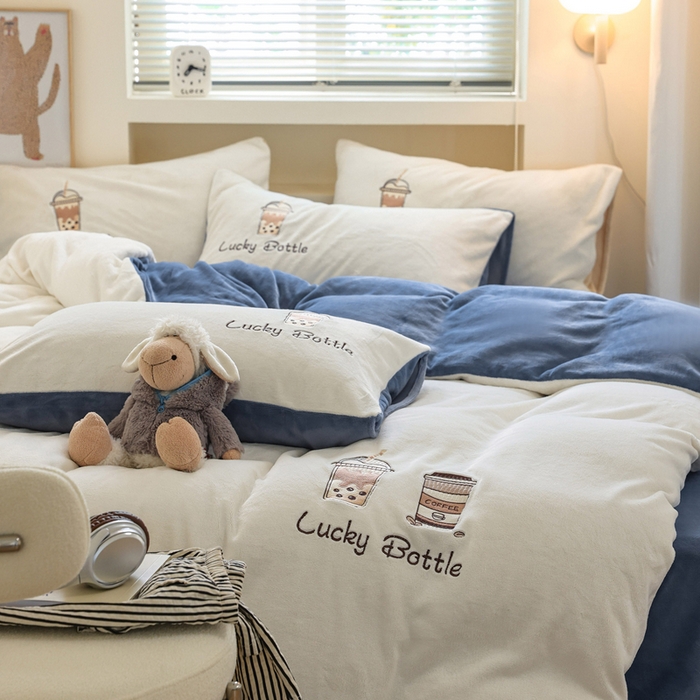 91家纺网 家纺一手货源 找家纺 ONE TWO ONE 121 新品【牛奶绒刺绣四件套】2025毛毯被子四件套单件床单被套床笠珊瑚绒牛奶绒冬被法兰绒兔毛绒Lucky Lucky-雾兰