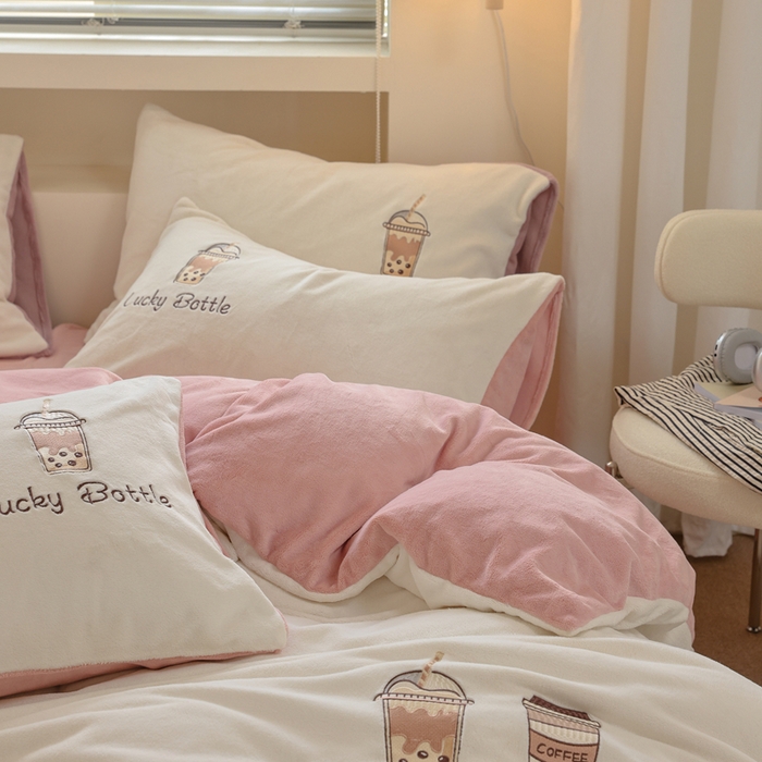 91家纺网 家纺一手货源 找家纺 ONE TWO ONE 121 新品【牛奶绒刺绣四件套】2025毛毯被子四件套单件床单被套床笠珊瑚绒牛奶绒冬被法兰绒兔毛绒Lucky Lucky-橘粉