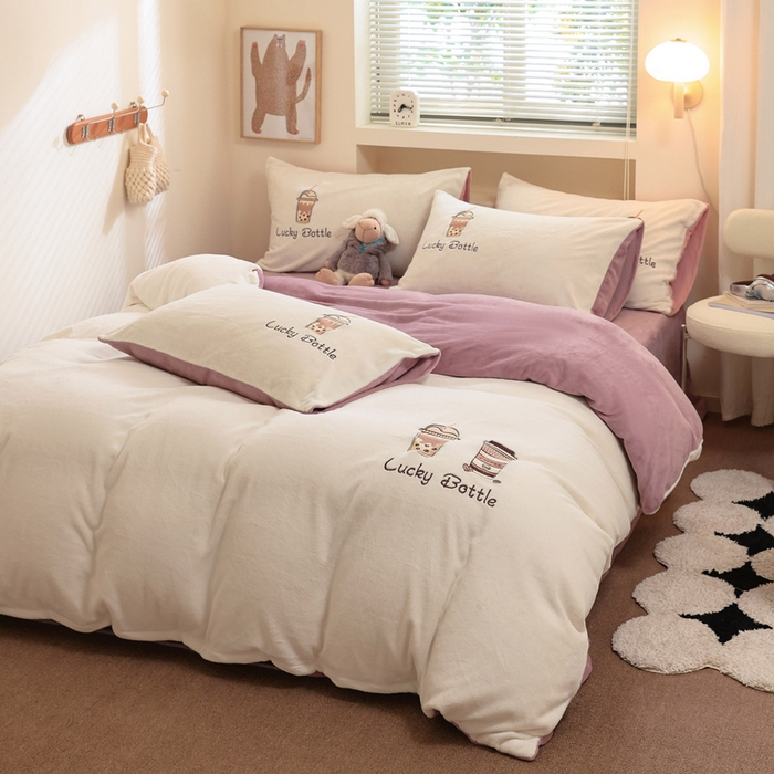 91家纺网 家纺一手货源 找家纺 ONE TWO ONE 121 新品【牛奶绒刺绣四件套】2025毛毯被子四件套单件床单被套床笠珊瑚绒牛奶绒冬被法兰绒兔毛绒Lucky Lucky-浅烟紫