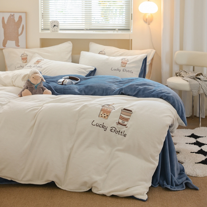 91家纺网 家纺一手货源 找家纺 ONE TWO ONE 121 新品【牛奶绒刺绣四件套】2025毛毯被子四件套单件床单被套床笠珊瑚绒牛奶绒冬被法兰绒兔毛绒Lucky Lucky-雾兰