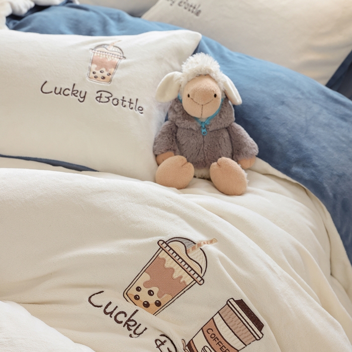 91家纺网 家纺一手货源 找家纺 ONE TWO ONE 121 新品【牛奶绒刺绣四件套】2025毛毯被子四件套单件床单被套床笠珊瑚绒牛奶绒冬被法兰绒兔毛绒Lucky Lucky-雾兰