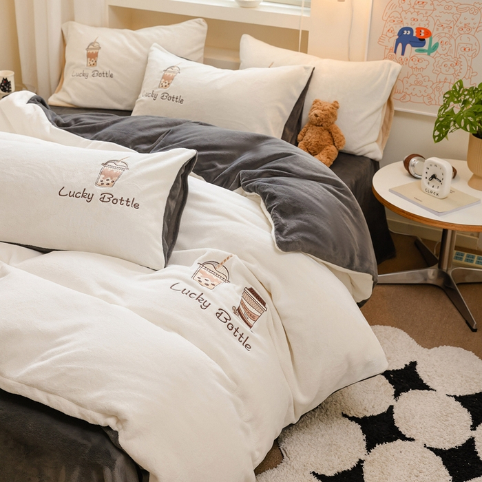 91家纺网 家纺一手货源 找家纺 ONE TWO ONE 121 新品【牛奶绒刺绣四件套】2025毛毯被子四件套单件床单被套床笠珊瑚绒牛奶绒冬被法兰绒兔毛绒Lucky Lucky-深灰