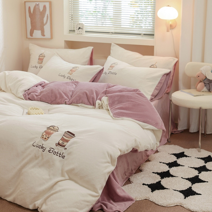 91家纺网 家纺一手货源 找家纺 ONE TWO ONE 121 新品【牛奶绒刺绣四件套】2025毛毯被子四件套单件床单被套床笠珊瑚绒牛奶绒冬被法兰绒兔毛绒Lucky Lucky-浅烟紫